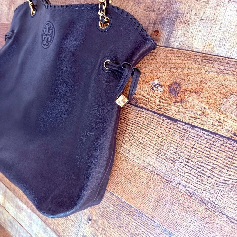 Tory Burch Marion East West in Black Pebbled Leather Bag